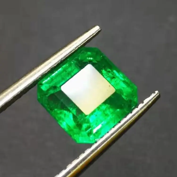 Vendita della fabbrica di alta qualità della pietra preziosa per monili su misura 2.638ct vivid verde naturale smeraldo pietra allentata