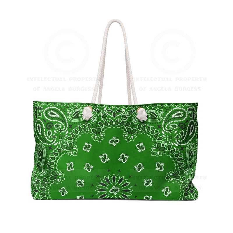 Verde Vivace con Stampa Paisley e Bandana Bianca
