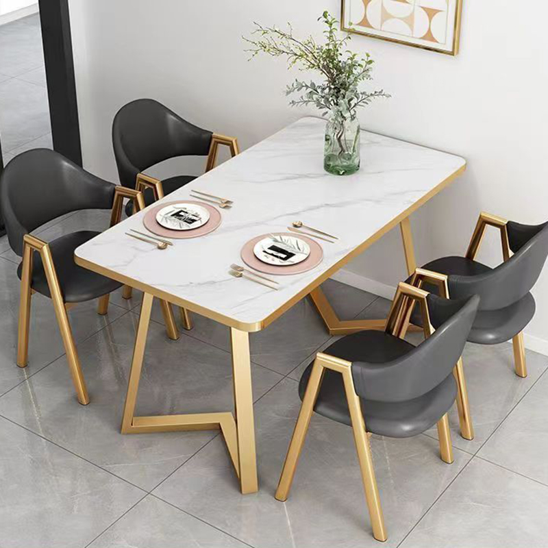Table avec 4 chaises en cuir gris foncé