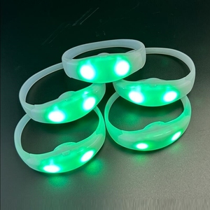 Kinder buntes RGB LED Armband Weiches Gummiband Personal isiertes Silikon DMX Blinkendes Armband Weihnachten Neujahr Thanksgiving - Product Image 5