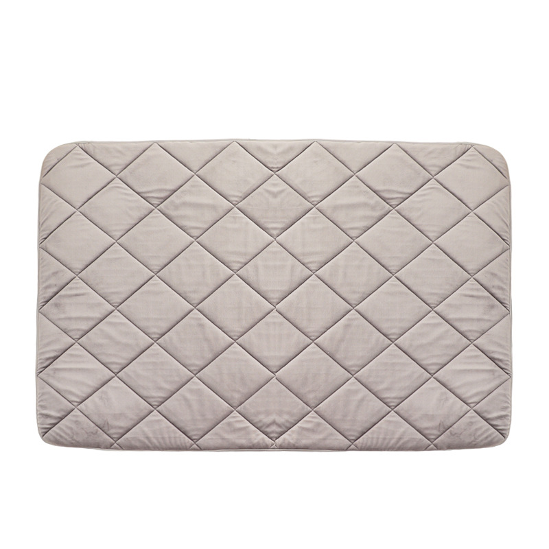 Alfombra acolchada con patrón de rombos, color blanco hueso, talla S.