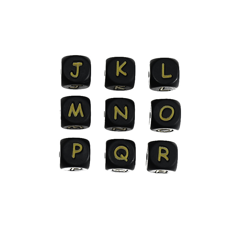 Letras doradas sobre fondo negro.