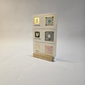 Mejore su impacto minorista: Herramientas de diseño gratuitas, técnicas de código QR en redes sociales y opciones de visualización de código QR acrílico para minoristas. - Product Image 4