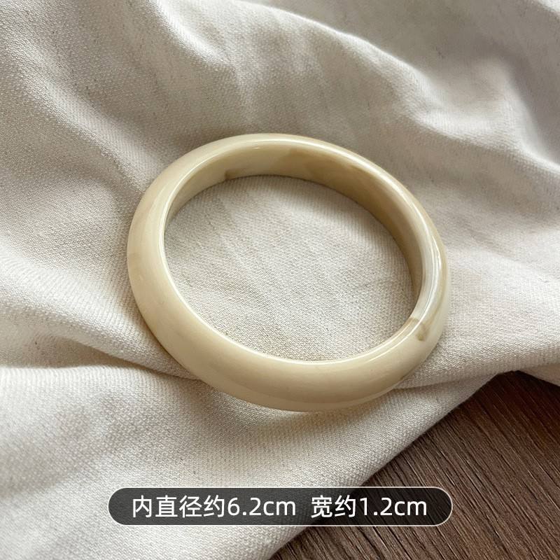 กว้างปานกลาง - สีครีม