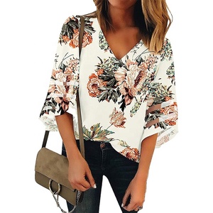 Yeni moda stil yarım kollu kadın rahat <span class=keywords><strong>v</strong></span> boyun çiçek çiçek baskılı 100% Rayon bluz gevşek üst