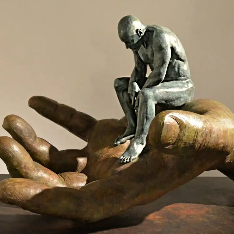 تمثال برونزي عاري حديث, أعمال فنية مشهورة بالبرونز المجردة ، جالس على يد كبيرة