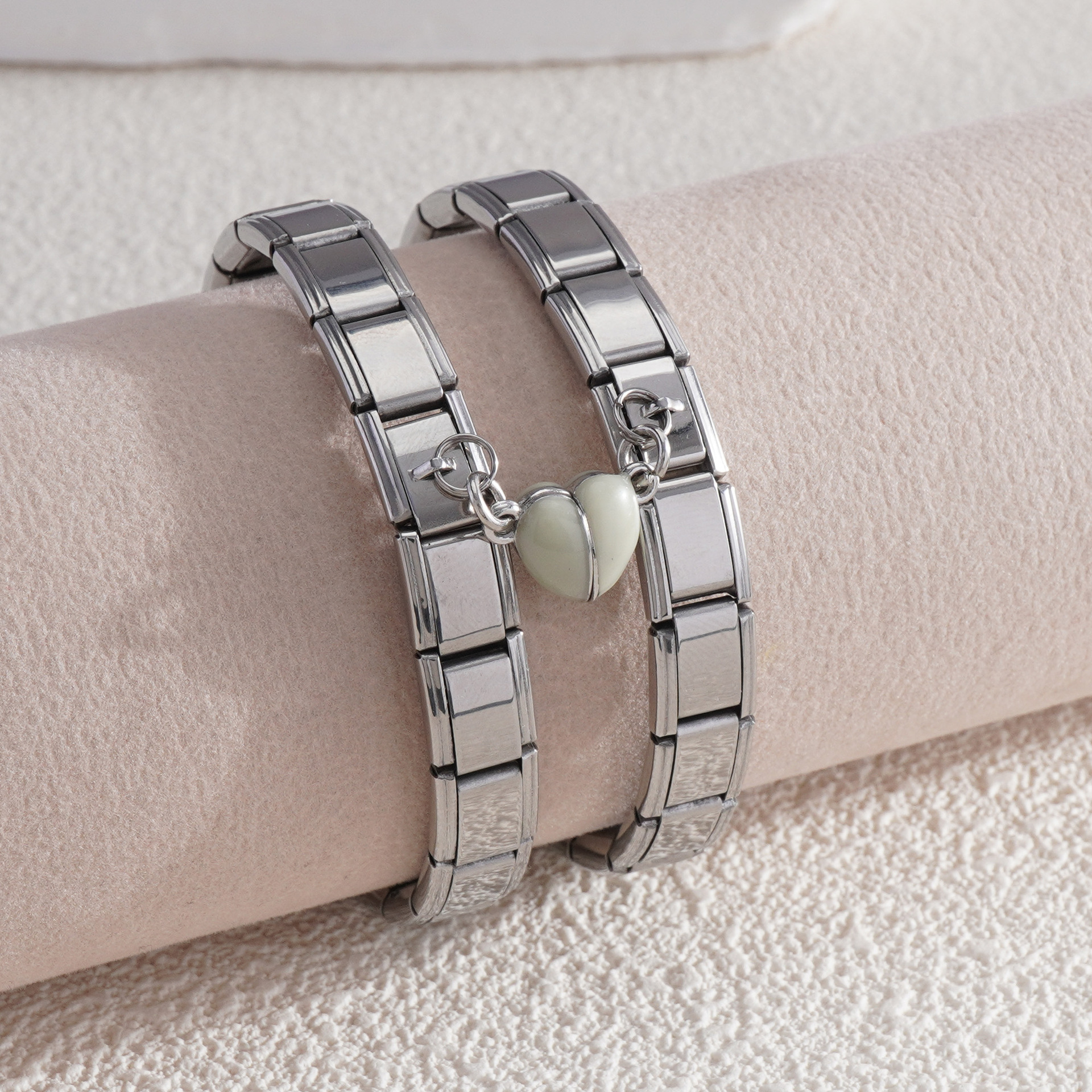 As shown in the figure (2 watchbands 1 module pendant)