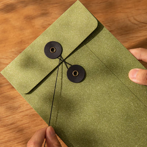 Recycelter kunden spezifischer quadratischer kleiner schwarzer Kraftpapierumschlag-Einladung umschlag mit Knopf verschluss - Product Image 1