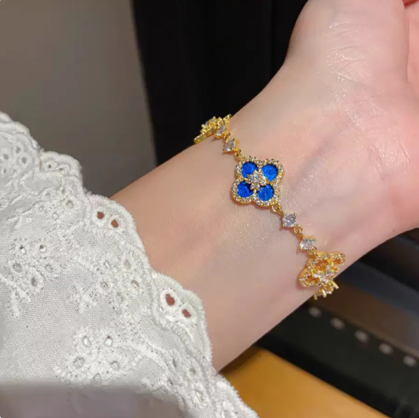 Pulsera de oro con flor de cuatro hojas azul de la suerte