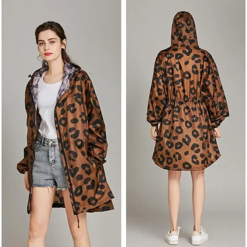 Giacca antipioggia da donna in poliestere con stampa leopardata personalizzata di alta qualità impermeabile traspirante giacca a vento da esterno per donna