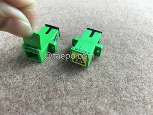 Adaptadores de fibra óptica Simplex SC APC a SC APC monomodo con obturador en centros de datos de telecomunicaciones y redes de alta velocidad - Product Image 4