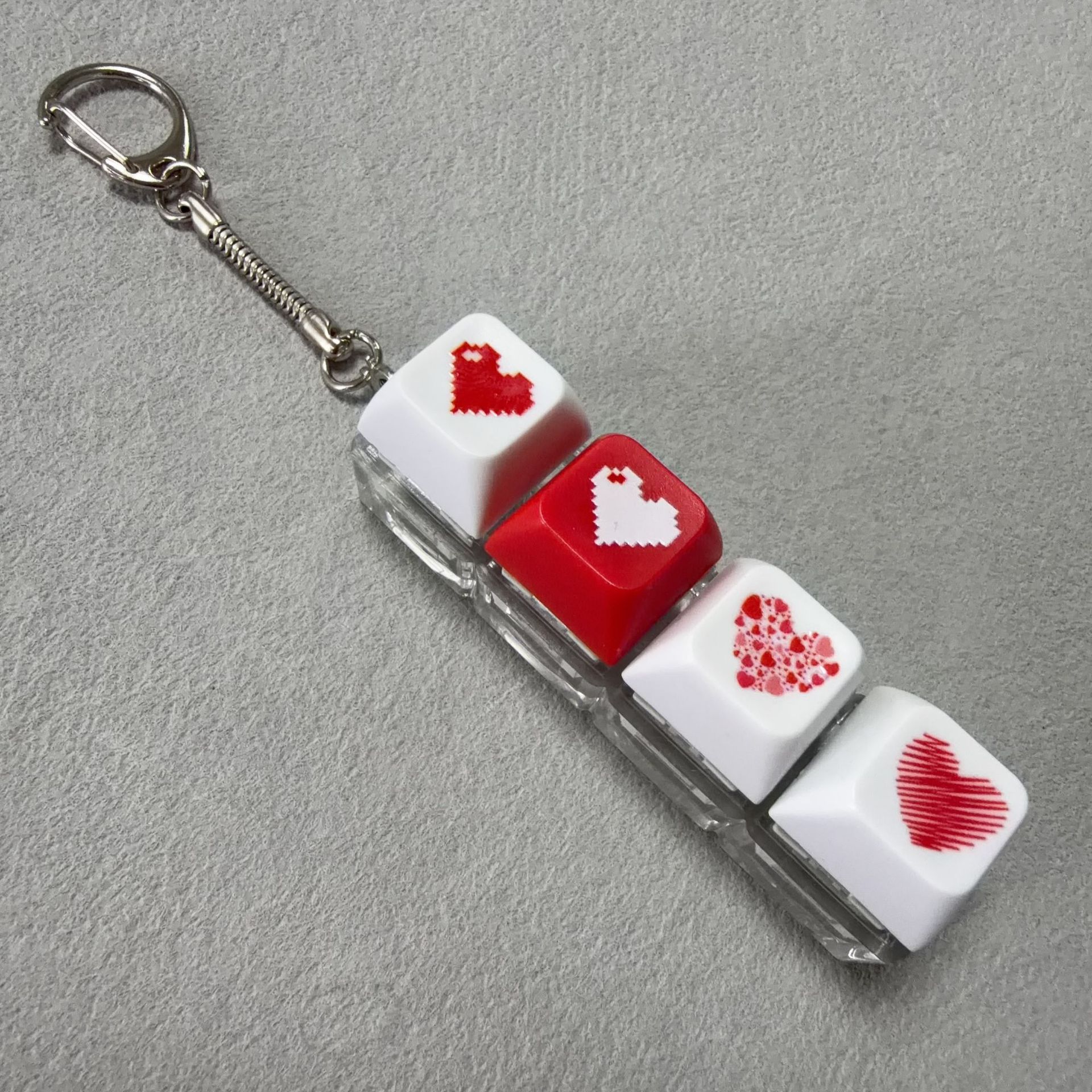 Coque transparente à quatre touches - impression en forme de cœur