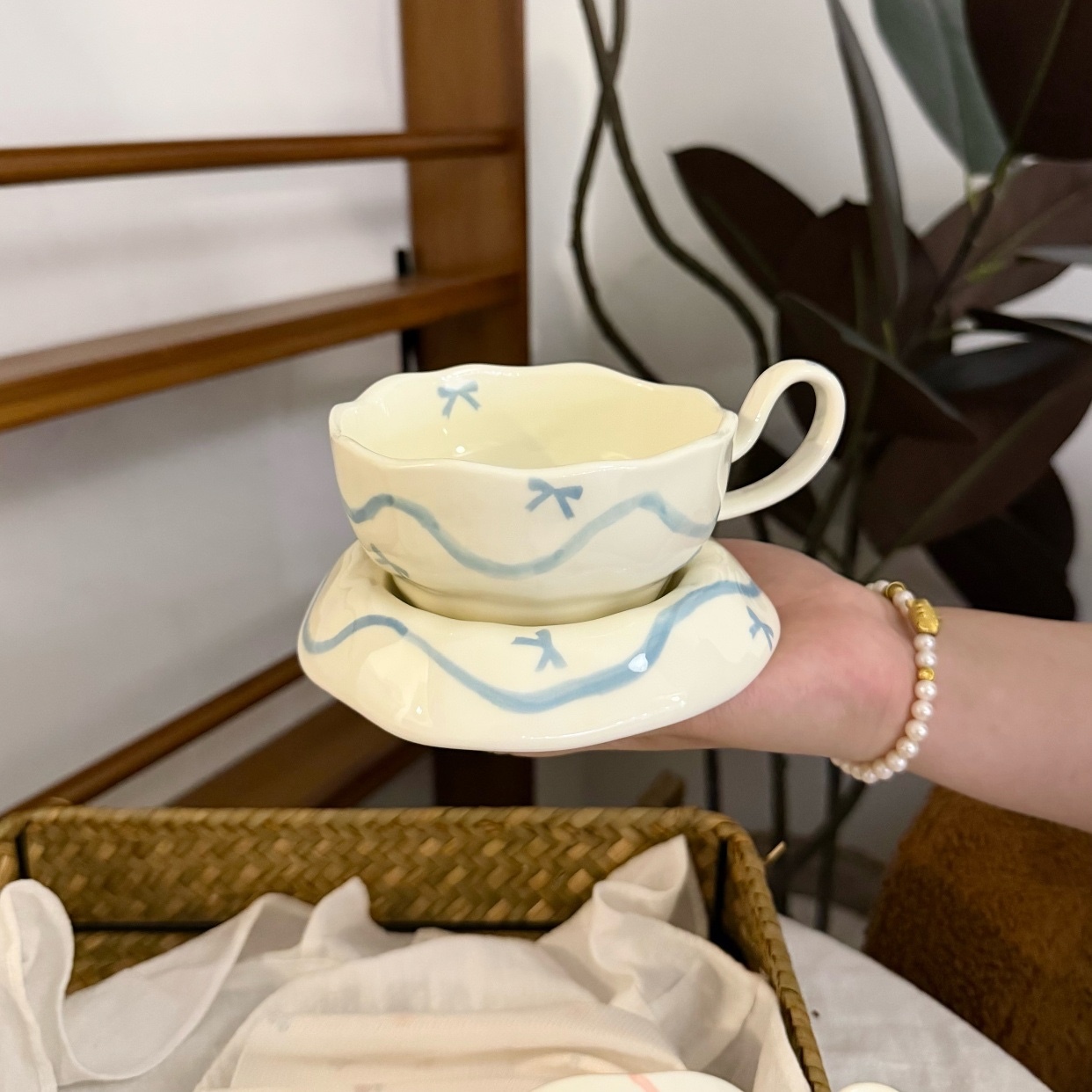 Taza mariposa celeste línea bebé 250ml con plato de 13cm.