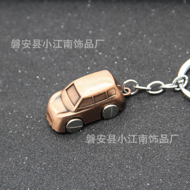 Voiture vintage en cuivre rouge