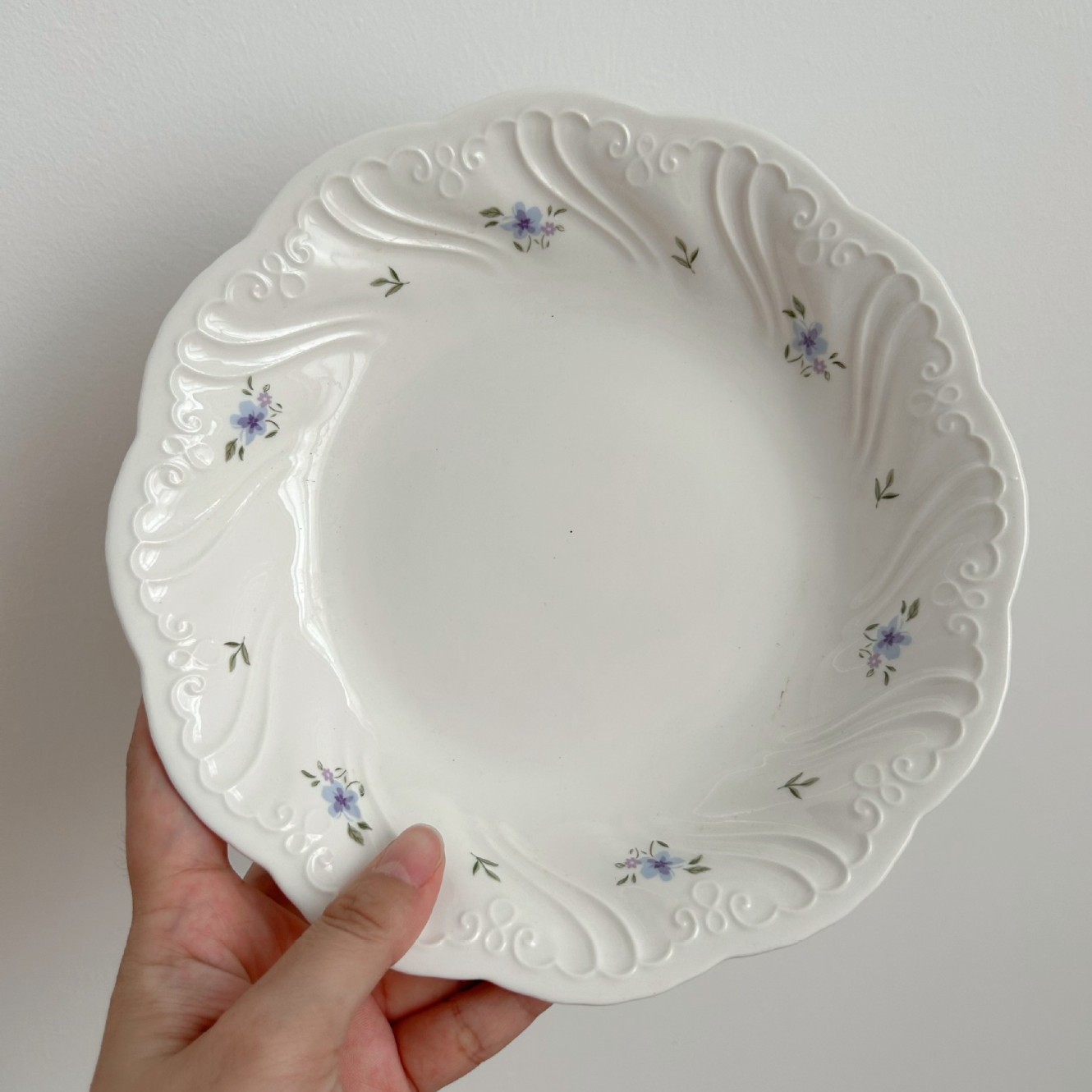 Assiette creuse rétro bleu violet à petits motifs floraux, 20 cm - Boîte de 60 pièces