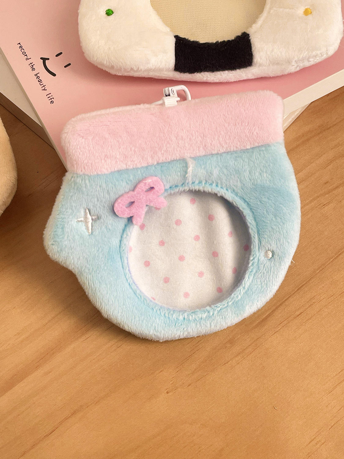 Un ensemble de cartes et de gants