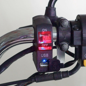 สวิตช์ไฟหน้ารถมอเตอร์ไซด์ LED 12V แบบใสติดตั้งบนมือจับรถจักรยานยนต์ที่ชาร์จโทรศัพท์ USB พร้อมสวิตช์ - Product Image 6