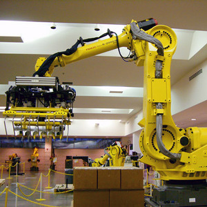 Fanuc R-2000iC/210F управляющий робот с автоматическим захватом паллетизатора и направляющей рейкой для обработки штабелирования на заводе - Product Image 5
