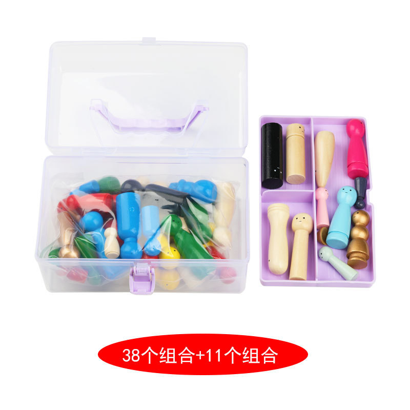38 petites figurines en bois, 11 sets