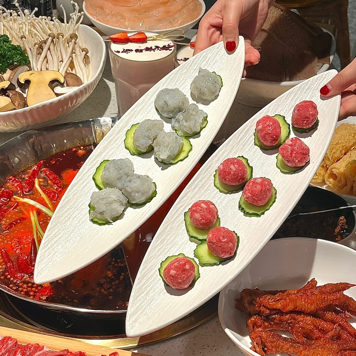 Assiette longue blanche de boulettes de crevettes