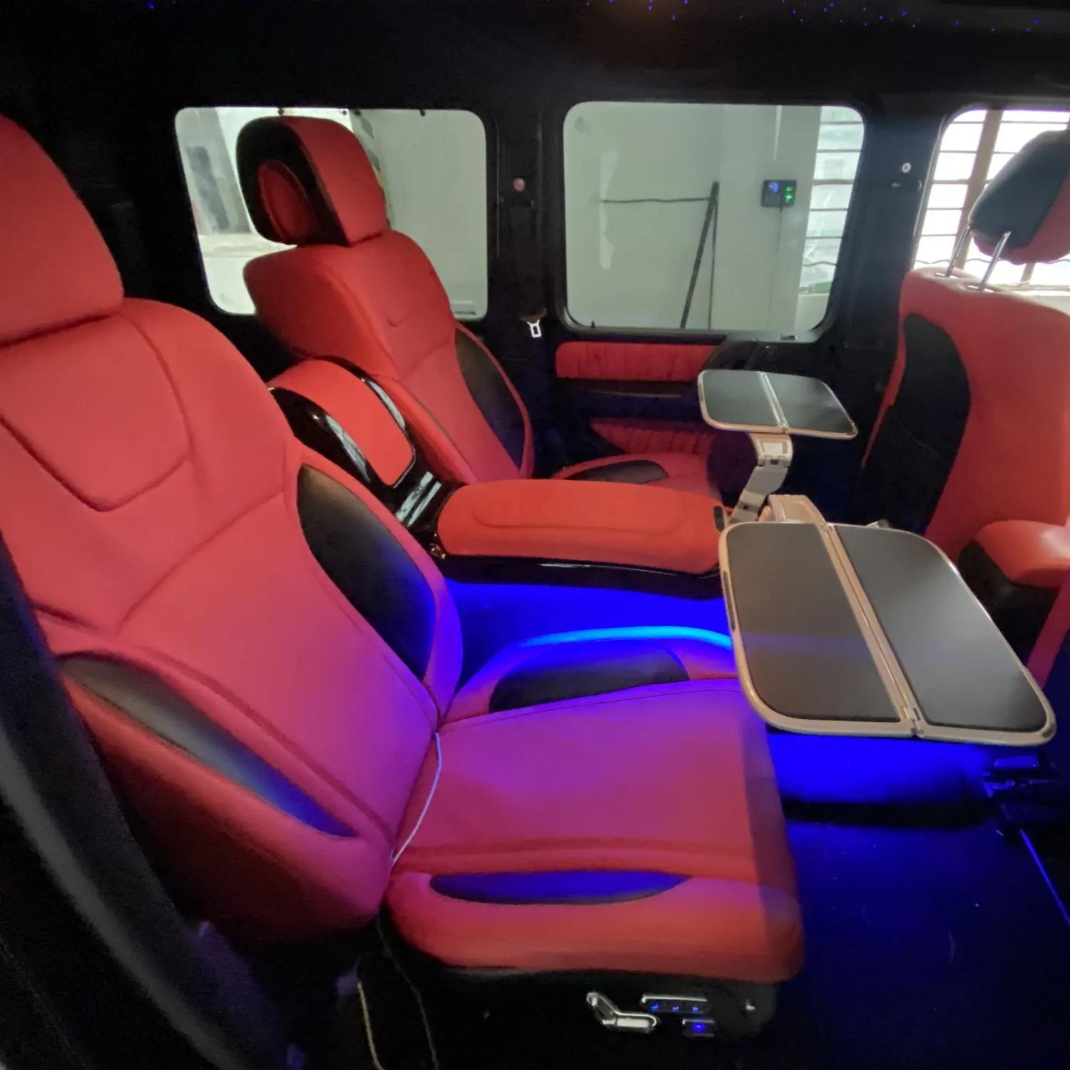 W463w464GクラスG63G350G500用のヘッドレストにカスタマイズ可能なロゴが付いた豪華なインテリアアクセサリー調節可能なキャプテン後部座席