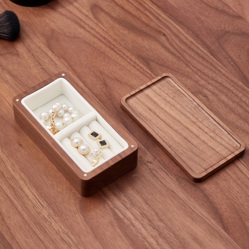 Caja de joyería portátil de madera de nogal.