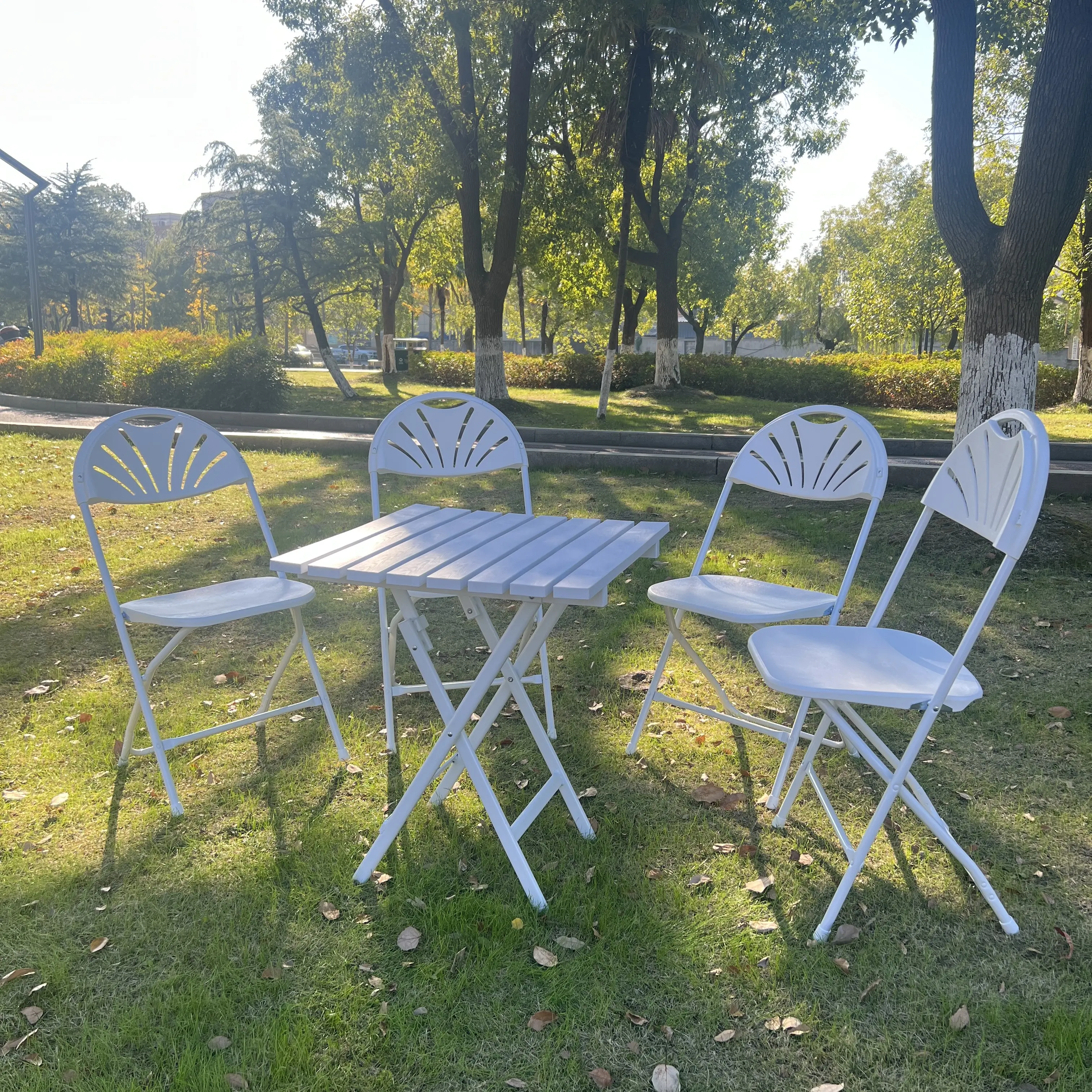 Chaises de Jardin Wimbledon Blanc pour Salle à Manger en Plein Air, Ensemble de Table de Pique-Nique et Chaise Pliante en Plastique pour Événement de Mariage