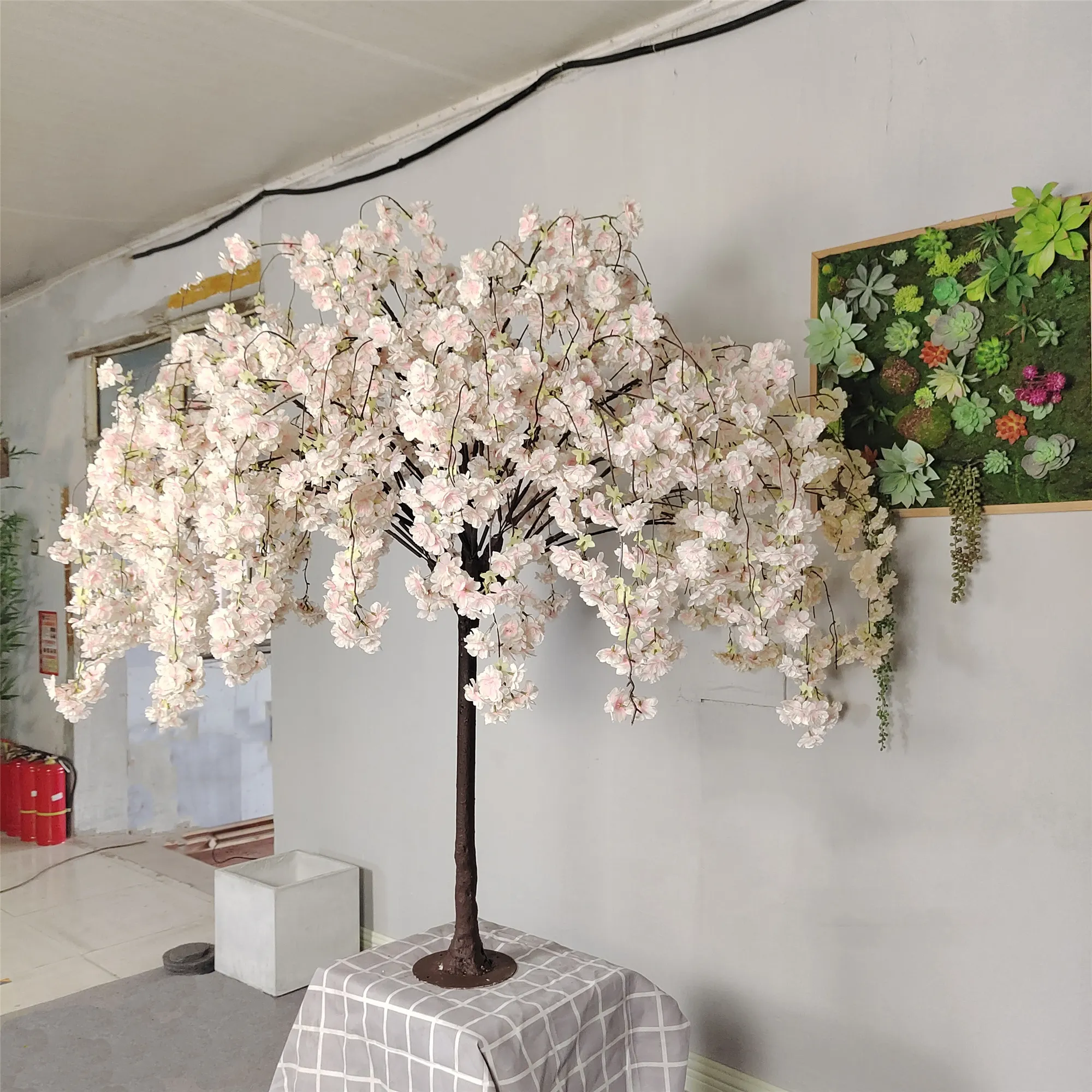 ต้นซากุระจำลองขนาด1.5ม. แบบใหม่เปลี่ยนได้แปลงดอกไม้กลางแจ้งสำหรับงานแต่งงานต้นซากุระปลอม