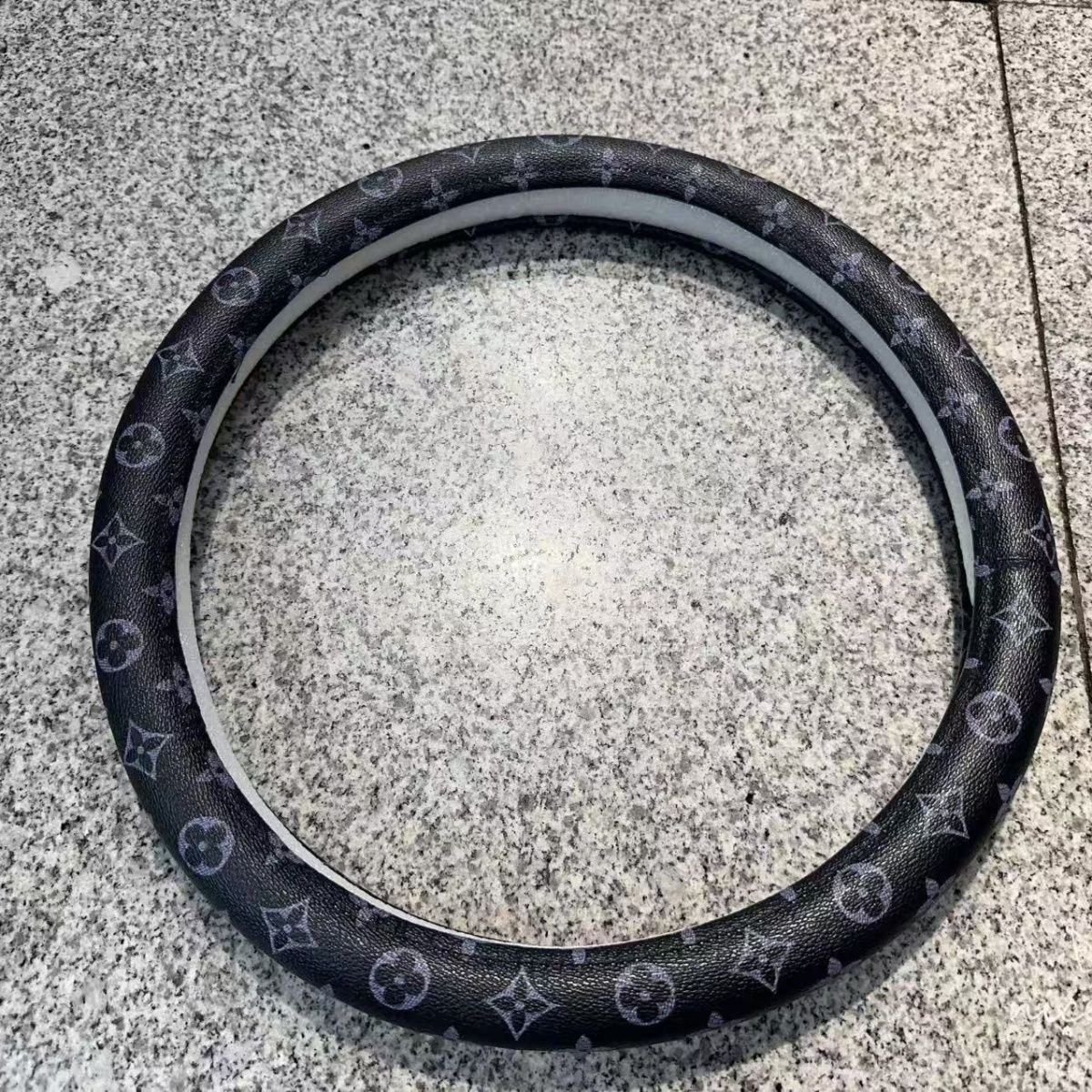 O noir avec lettres