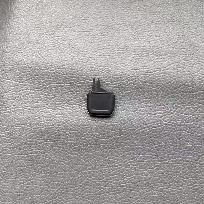Uno en el lado izquierdo del asiento del conductor.
