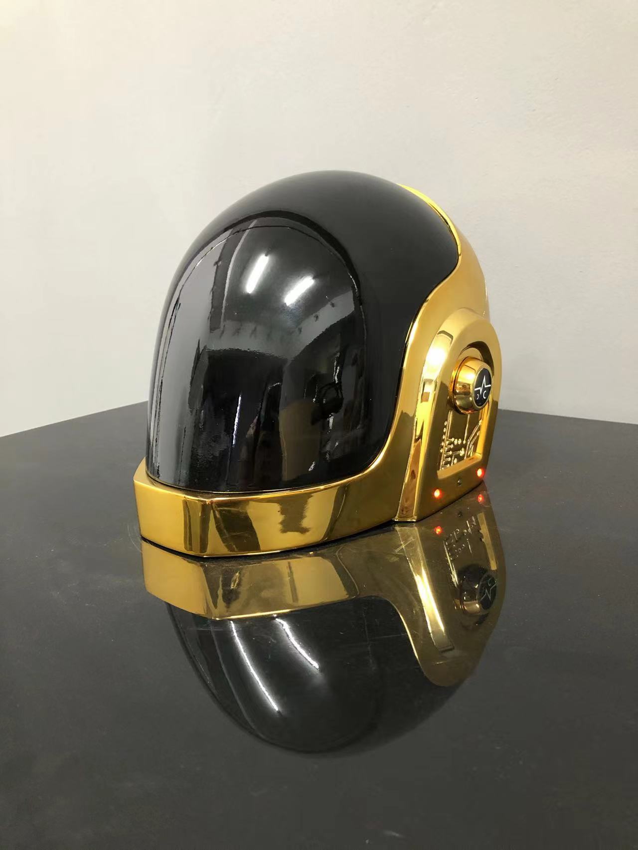 solo el casco dorado