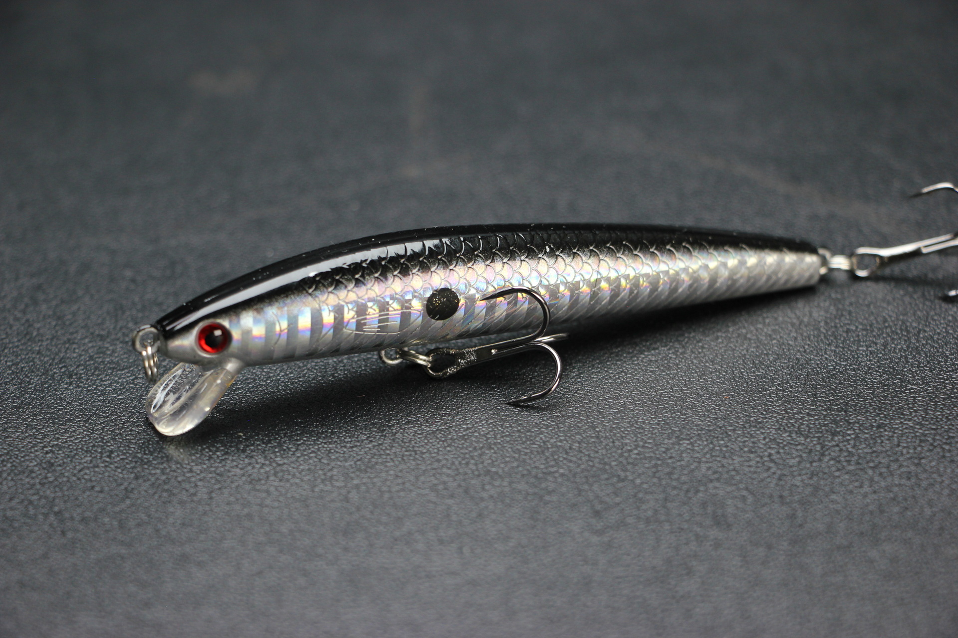 1 corps argenté à dos noir