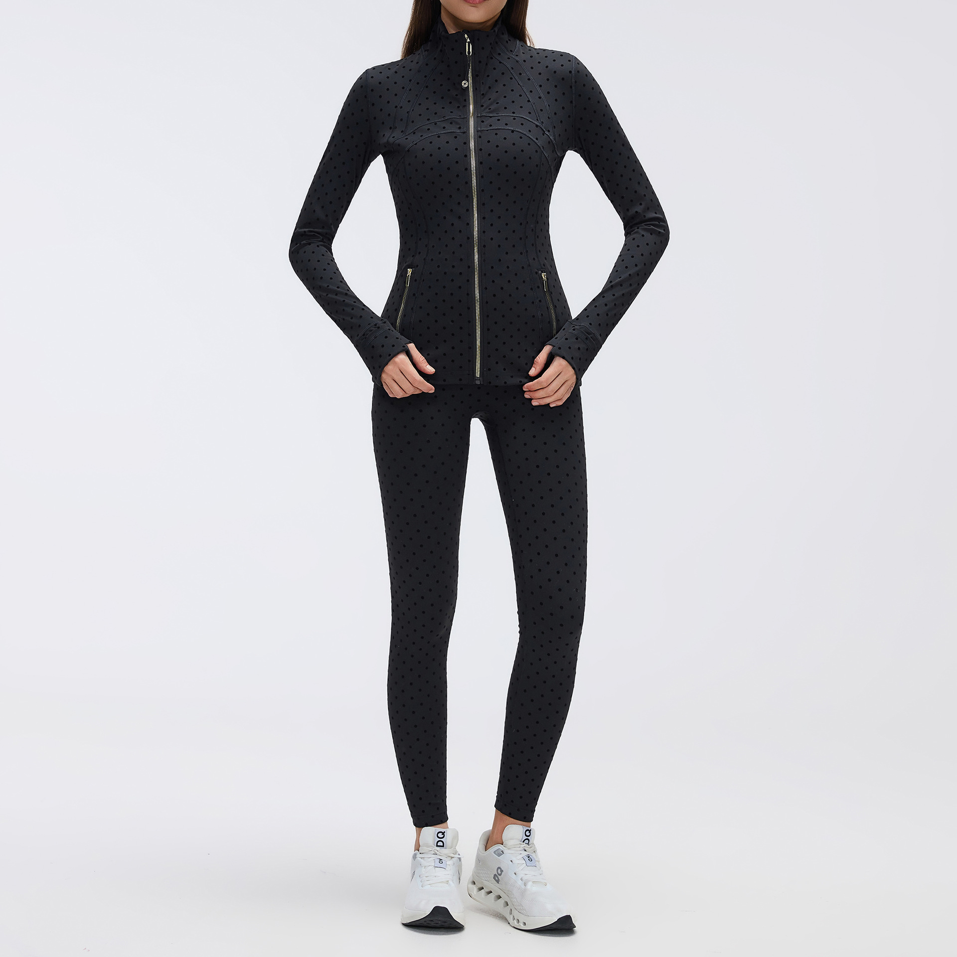 Giacca con zip e pantaloni a pois neri e oro