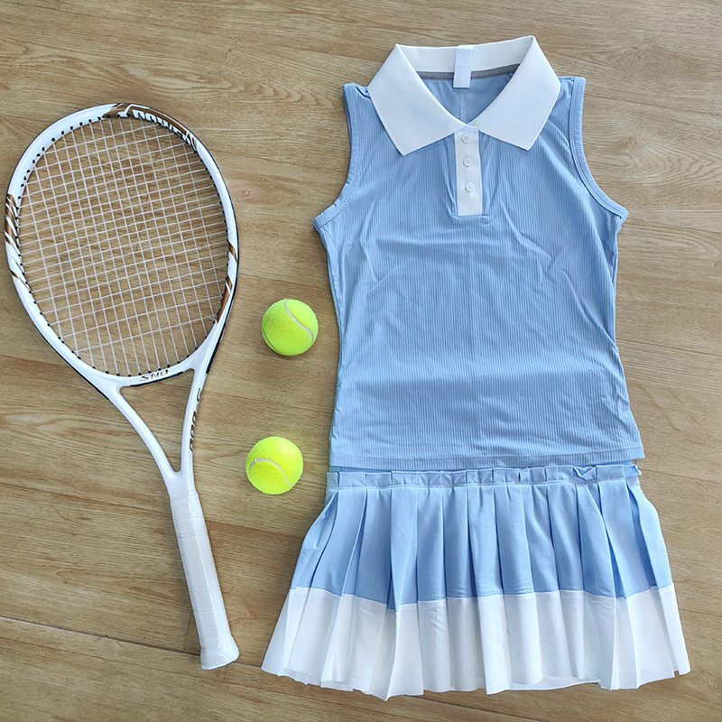 Conjunto azul mezclado con blanco.