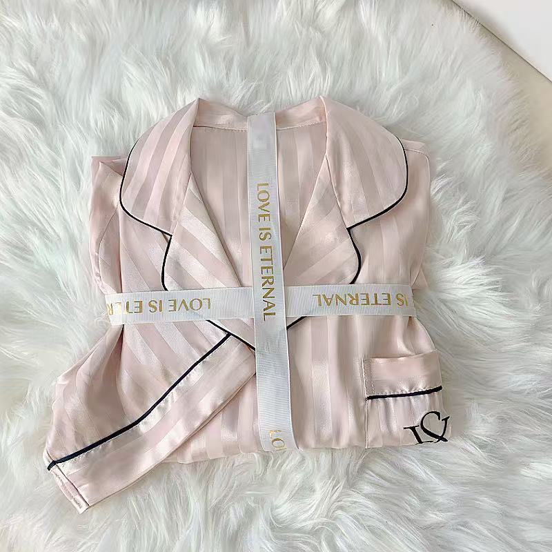Conjunto de shorts y camiseta de manga corta.