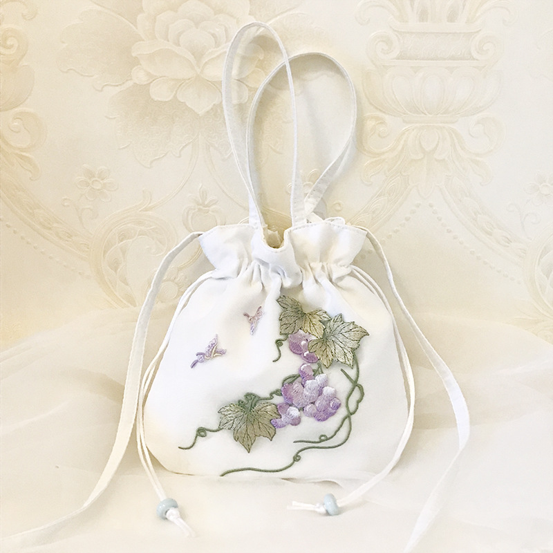 Bordado de organza, blanco, uvas moradas, delicado.