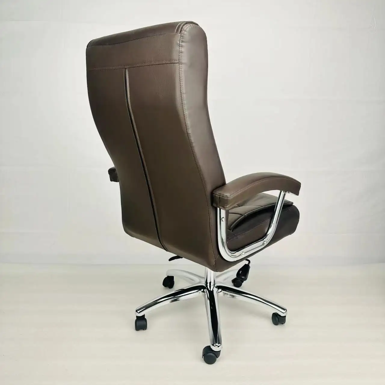 Chaise de bureau ergonomique en plastique PP PU cuir maille tissu or fer métal jambe patron bras pivotant hôtel