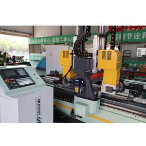 Piattaforma di scarico automatico CNC ad alta efficienza per taglio a quattro lati con quadratura a tre seghe in legno per pannelli porta - Product Image 3