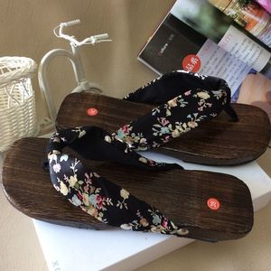 女性角色扮演日本花卉图案木鞋平底拖鞋女式家居人字拖夏季Geta凉鞋