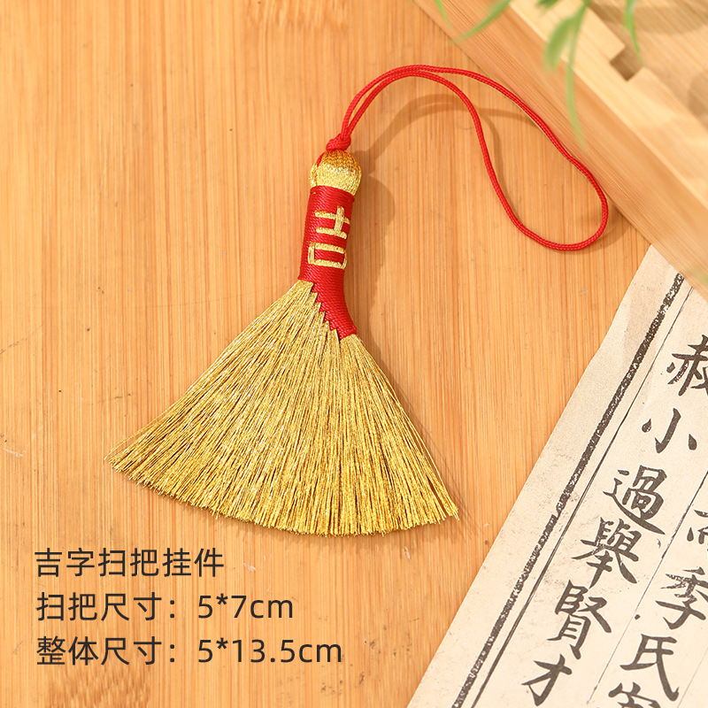 Pendentif balai doré de bon augure