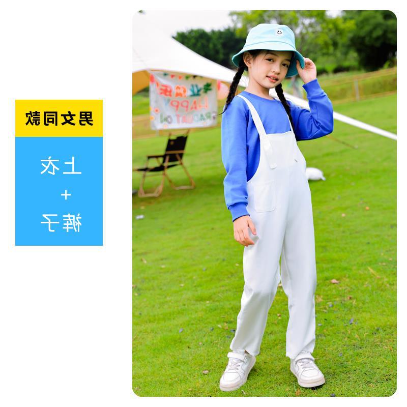 เสื้อยืดแขนยาวสีฟ้าและชุดเอี๊ยม
