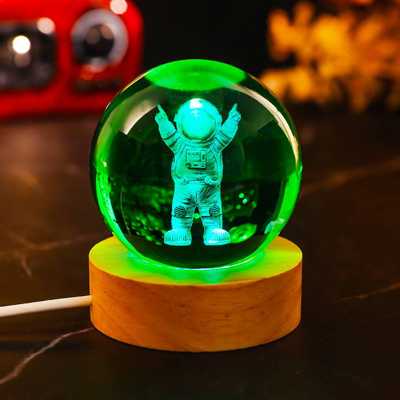 Base de luz cálida de madera maciza con diseño de astronauta a color.