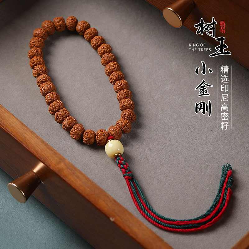 ราตรี พระเจ้าต้นไม้ พระวชรีตัวน้อยในมือ