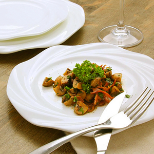 Piatto da portata per torta in porcellana personalizzato in ceramica Fine di forma irregolare goffrata bianca semplice dal nuovo design unico ed elegante - Product Image 4