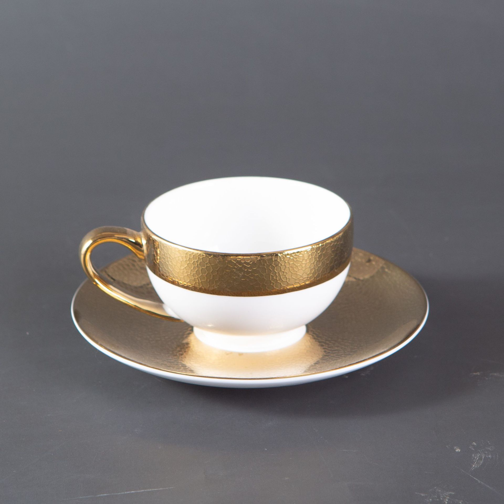 Une tasse et une assiette d'or