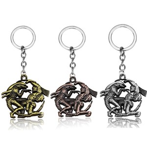 Một móc khóa có người ngoài hành tinh VS. Predator, với một vòng chìa khóa và kẹp chìa khóa, được thiết kế theo phong cách Anime, phim và trò chơi - Product Image 1