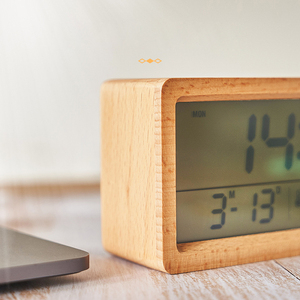 Sensor de temperatura y humedad interior con pantalla LCD grande con diseño de bambú de madera Reloj despertador OEM personalizable - Product Image 5