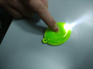 不同颜色定制椭圆形发光二极管反光软反射器带钥匙链 - Product Image 6