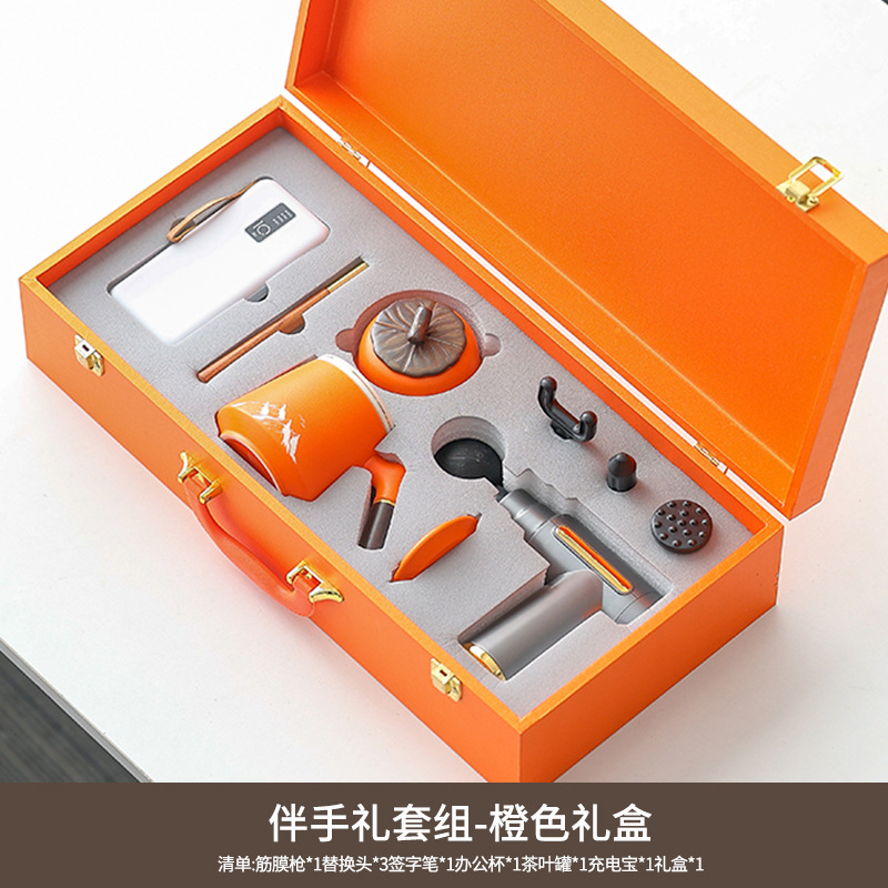 Juego de 5 piezas que incluye un power bank y una pistola de masaje (naranja).