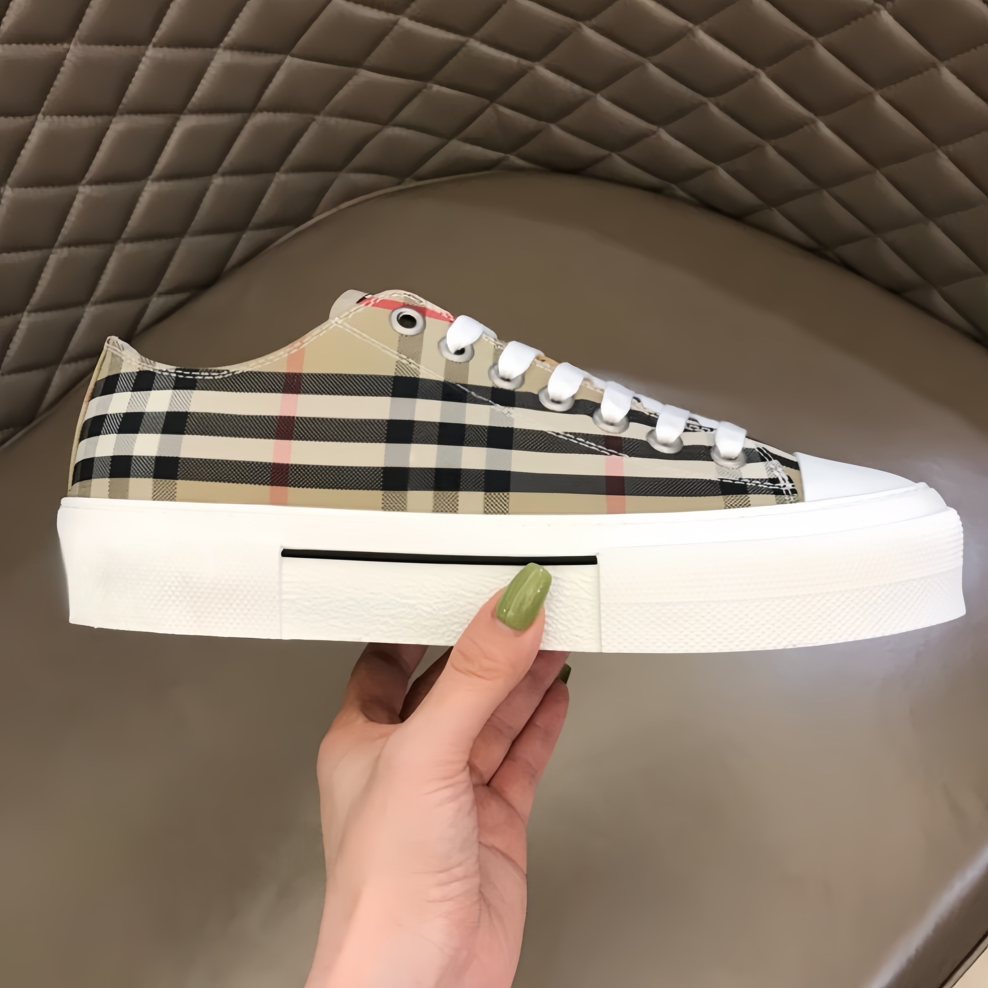 สีน้ำตาล